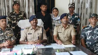 बिहार के रक्सौल में जवानों की गिरफ्त में विदेशी महिला व भारतीय युवक।