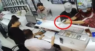 ऑटोमैटिक पिस्टल से कैशियर पर चलाईं थी 13 गोलियां।