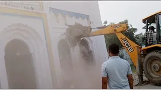 बेलवाड़ा गांव में अवैध रूप से बनी मस्जिद को ध्वस्त करता बुलडोजर। जागरण