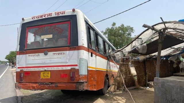 लखनऊ के निगोहां में डिवाइडर तोड़कर दूसरी लेन में घुसी बस, हादसे में बाइक सवार की मौत
