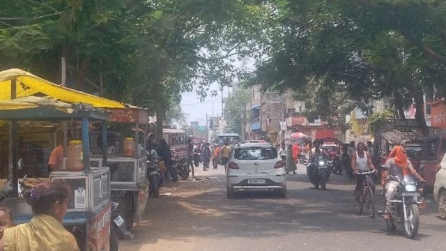 मुंगेर: 50 गज पर पुलिस, 80 गज पर प्रशासन, फिर भी एनएच-333 पर अतिक्रमणकारियों का राज
