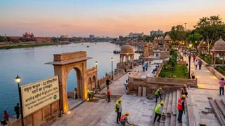 दिल्ली विकास प्राधिकरण (डीडीए) यमुना बाजार क्षेत्र में स्थित 32 ऐतिहासिक घाटों का छह महीने में पुनरुद्धार करेगा। इमेज एआई