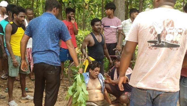 चाकुलिया में गजराज का तांडव: रेलवे ट्रैक पर काम कर रहे तकनीशियन को हाथी ने पटक-पटक कर मारा, 15 दिनों में दूसरी मौत
