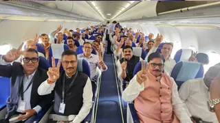 किसानों के साथ नोएडा इंटरनेशनल एयरपोर्ट से विशेष फ्लाइट से लखनऊ जाते नियाल के अधिकारी जेवर विधायक धीरेंद्र सिंह व किसान। सौ. यापल