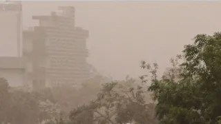 धूल भरी आंधी से दिन में छाया अंधेरा।