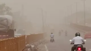धूल भरी आंधी चलने से सड़कों पर थमे वाहनों के पहिए। फोटो- जागरण