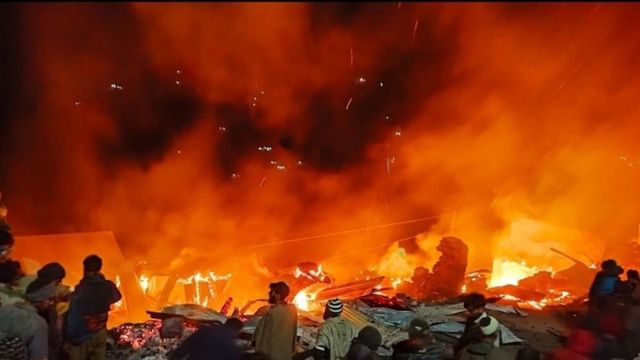 जम्मू-कश्मीर के पगियाला में 31 दुकानें जलने के बाद भी नहीं जागा प्रशासन, फिर अग्निकांड से भड़के लोग
