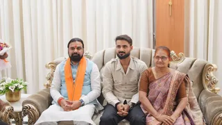 आकाशदीप और उनकी मां के साथ सीएम सम्राट चौधरी।