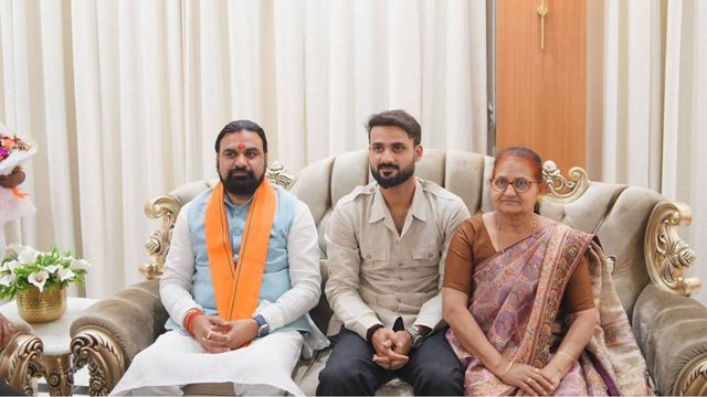 भारतीय क्रिकेटर आकाश दीप के घर बजेगी शहनाई; CM सम्राट चौधरी ने घर पहुंचकर दी बधाई