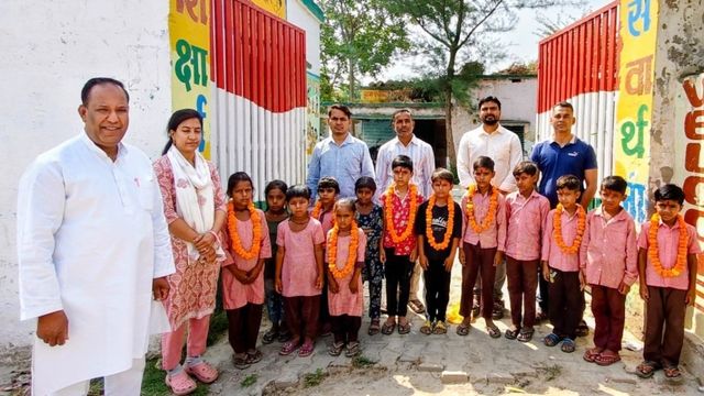 अमरोहा में खुले स्कूल, कहीं बच्चों का स्वागत तो कहीं इंतजार करते रहे शिक्षक
