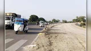 रामगंगा पुल पार बदांयू रोड पर सड़क चौड़ीकरण का चल रहा काम। जागरण