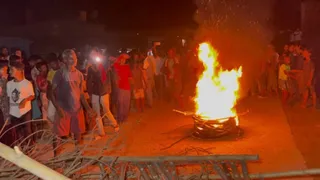 जाले थाना क्षेत्र के औराई जाले सड़क के बसंत जीरो माइल चौक पर टायर जलाकर सड़क जाम करते प्रदर्शन कारी। जागरण।