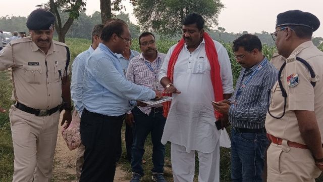Vikramshila Kataria Rail Bridge : जलमार्ग से बटेश्वर स्थान पहुंचे रेलवे GM छत्रसाल, प्रोजेक्ट का ग्राउंड इंस्पेक्शन

