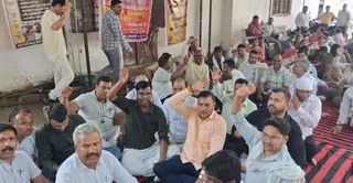 हड़ताल पर बैठे लेखपाल। जागरण