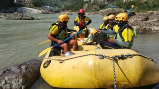 गंगा में बहे युवक की तलाश में अभियान चलाती एसडीआरएफ की टीम। एसडीआरएफ