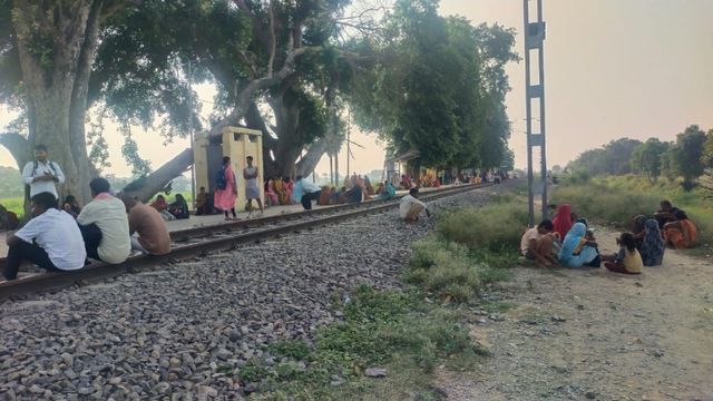 39 साल बाद भी बदहाल है सोनमा प्राणपुर हाल्ट, समस्तीपुर-सहरसा रेलखंड पर पटरी के किनारे बैठने को मजबूर लोग
