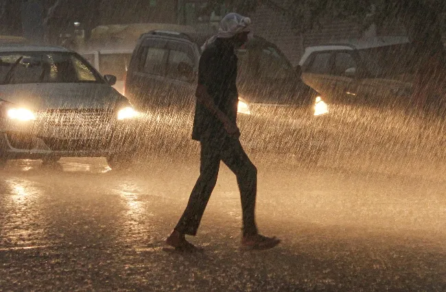 दिल्ली-NCR समेत कई राज्यों में तेज आंधी और बारिश, उत्तर-पश्चिम भारत में दिखा पश्चिमी विक्षोभ का असर