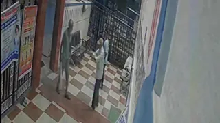 चौकीदार ने बुजुर्ग ट्रस्टी पर किया हमला (वीडियो ग्रैब)