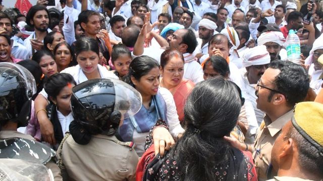 वाराणसी पुलिस को चकमा देकर BHU गेट पहुंचीं विधायक पल्लवी पटेल, NEET-लेखपाल भर्ती को लेकर प्रदर्शन

