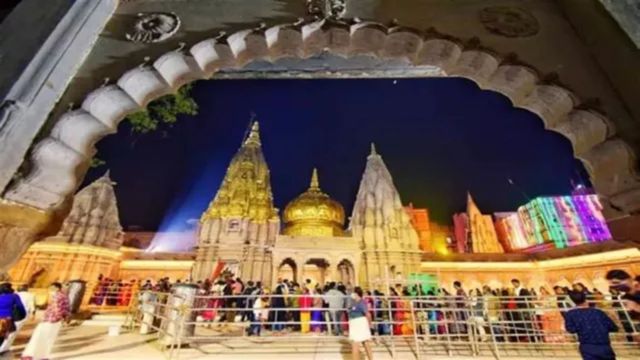 बाबा विश्वनाथ के दरबार में चढ़ावे की गिनती: नकदी के साथ मिले सोने-चांदी के आभूषण 

