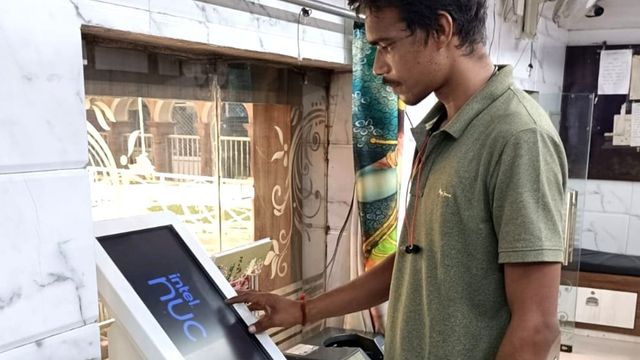 अब ठाकुर बांकेबिहारी को ऑनलाइन भी कर सकेंगे दान, मंदिर कार्यालय में SBI ने लगाई नई मशीन
