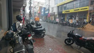 बुधवार की दोपहर अचानक आसमान में बादल छाए और बारिश होने लगी। फोटो: जागरण