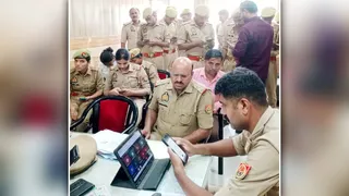 जनगणना प्रक्रिया में हिस्सा लेते पुलिसकर्मी। फ़ाइल फ़ोटो