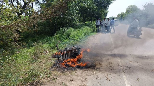 चलती ई स्कूटी ने अचानक पकड़ ली आग, धूं-धूं कर जलकर हुई राख; बुजुर्ग ने कूदकर बचाई जान
