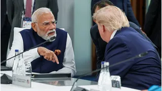 फ्रांस में ट्रंप से बात करते हुए पीएम मोदी। (फोटो- एएनआई)