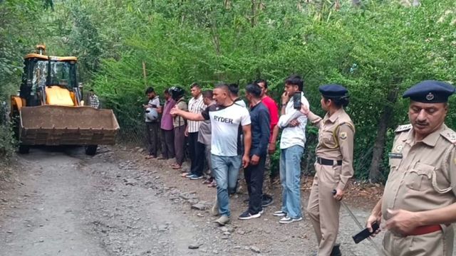 सिरमौर में सड़क विवाद सुलझाने गई पुलिस तो महिला ने छोड़ दिया कुत्ता, एक जवान और दो छात्रों को काटा
