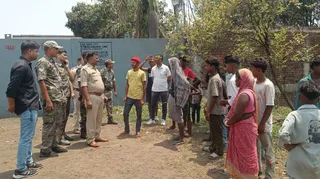 चांडिल में गैलेक्सी कंपनी के बाहर आक्रोशित ग्रामीणों को समझाते पुलिस पदाधिकारी।