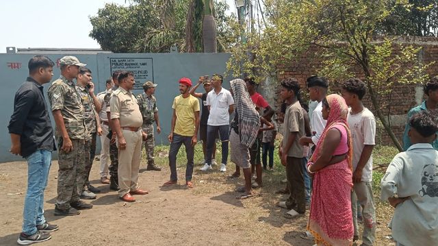 सड़क पर उतरे ग्रामीण: चांडिल में बॉयलर विस्फोट के बाद आक्रोश, कंपनी के मुख्य गेट पर जड़ा ताला
