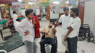 तीन दोस्तों पर चाकू से हमला