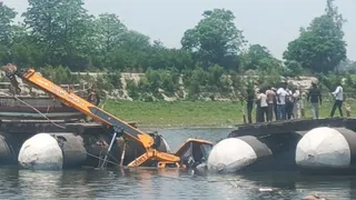 पोंटून ब्रिज टूटने से यमुना में समाई हाइड्रा मशीन।