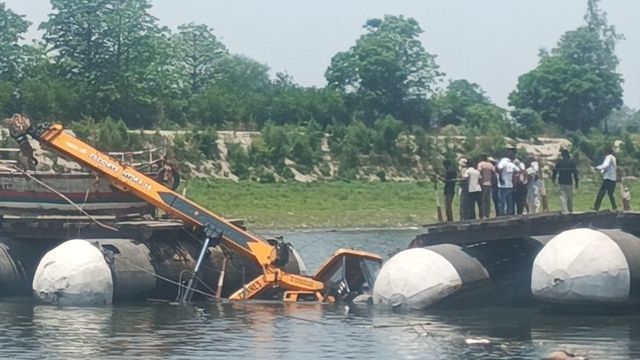 दो हिस्सों में बंट गया बटेश्वर में बना पांटून पुल, यमुना नदी में समाई हाइड्रा मशीन; चालक ने कूदकर बचाई जान