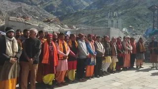 केदारनाथ आपदा की 13वीं बरसी पर दिवंगतों को श्रद्धांजलि देते स्थानीय लोग। जागरण