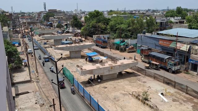 अलीगढ़ में फ्लाईओवर का काम पड़ गया ठंडा, डीजल की सीमा तय होने से नहीं चल पा रहीं निर्माण कार्य में जुटी गाड़ियां और मशीनें