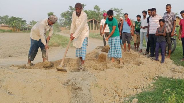 पश्चिम चंपारण में जब नहीं सुनी सरकार, तो ग्रामीणों ने खुद बना ली सड़क
