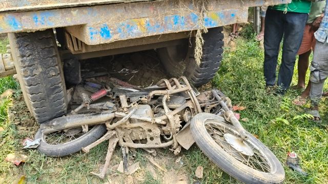 मधेपुरा में नाबालिग के हाथ में ट्रेक्टर की स्टीयरिंग बनी जानलेवा, बाइक सवार को रौंदते हुए 25 मीटर तक घसीटा
