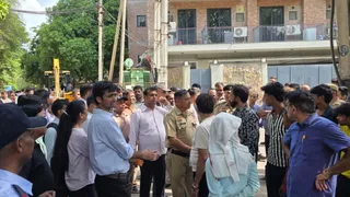 कार्रवाई के दौरान टीम को विरोध का भी सामना करना पड़ा। फोटो: जागरण