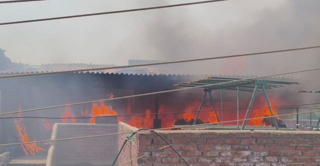 कानपुर की न्यू ग्लोब टेनरी में लगी भीषण आग, लाखों का माल जलकर राख
