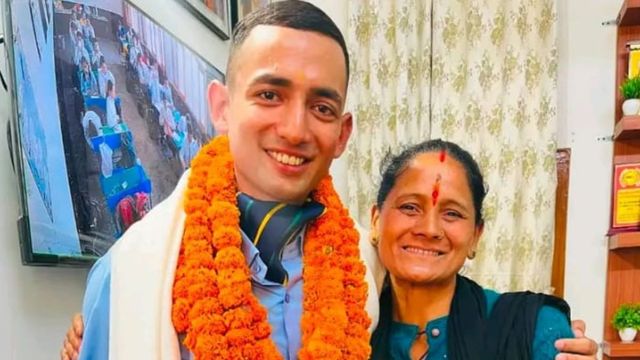 पिथौरागढ़: लेफ्टिनेंट बनने के बाद भी विद्यालय की आया को नहीं भूले भूपेंद्र, नम आंखों से गले लगाकर जताया आभार
