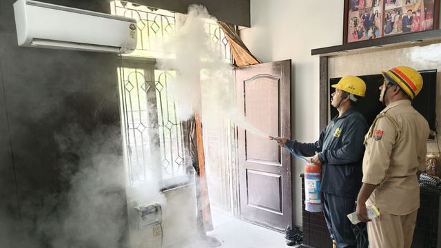 गाजियाबाद के गुलमोहर एन्क्लेव में फ्लैट में लगी आग, महिला का हाथ झुलसा; फायर सेफ्टी पर उठे सवाल