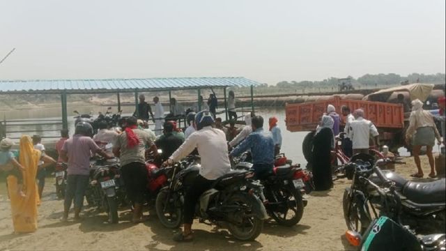 भदोही में पीपा पुल से बंद हुआ आवागमन, स्टीमर के सहारे शुरू हुई गंगा पार की यात्रा
