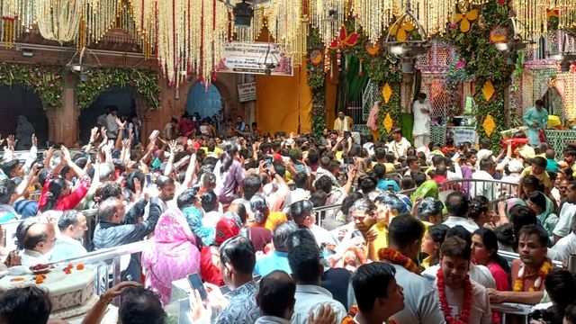 बांकेबिहारी मंदिर में दर्शन के दौरान 10 मिनट तक सेवायत ने डाला पर्दा, प्रबंधन के साथ छिड़ा नया विवाद
