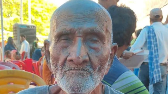 अब तो रहम कीजिए... आंखों की रोशनी भी चली गई, खगड़िया में लाठी के सहारे कैंप पहुंचे बुजुर्ग ने पेंशन के लिए लगाई गुहार
