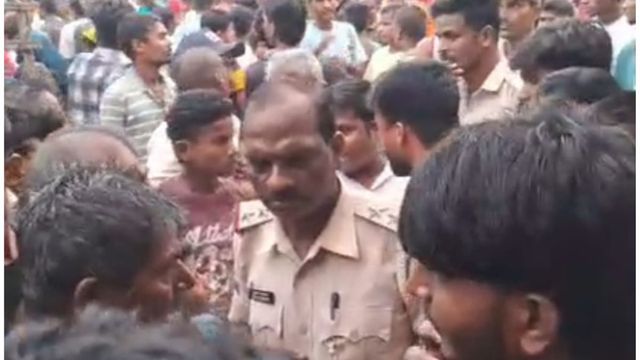 दरभंगा में अनियंत्रित ट्रक ने ली बुजुर्ग की जान, गुस्साए ग्रामीणों ने किया सड़क जाम
