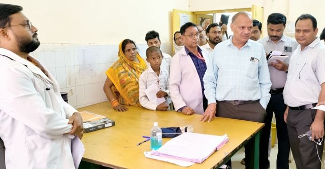 खागा सीएचसी में सीएमओ का छापा, आठ स्वास्थ्यकर्मी गायब वेतन रोका

