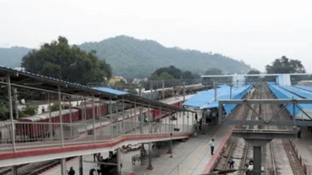 हरिद्वार रेलवे स्टेशन: भीड़ नियंत्रण के लिए चलेंगी 15 अतिरिक्त ट्रेनें, बनेगा स्थायी होल्डिंग एरिया

