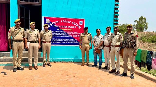 नशे से बनाई 55 लाख की दौलत जब्त, कठुआ खानपुर के कालू के घर पर लगा 'न खरीदें' का बैनर
